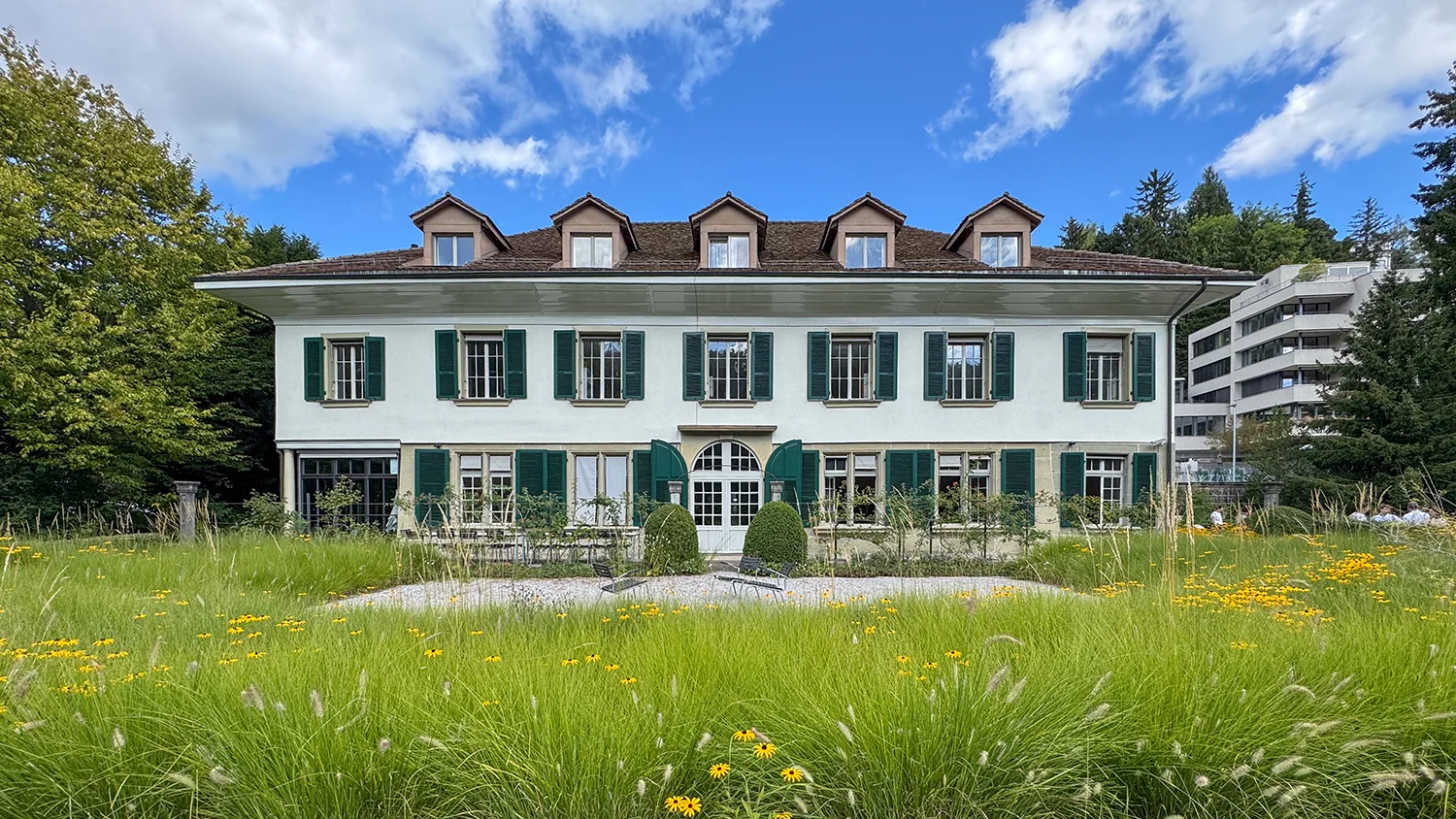 Haus am Fluss Frontalansicht